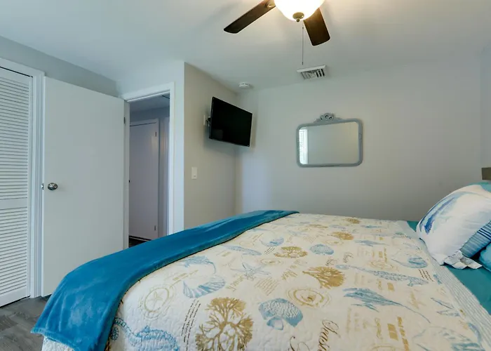 Coastal Getaway W/ Porch, 2 Mi To Niantic Beach!