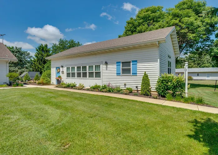 Peaceful Harvard Vacation Rental: 3 Mi To Town!
