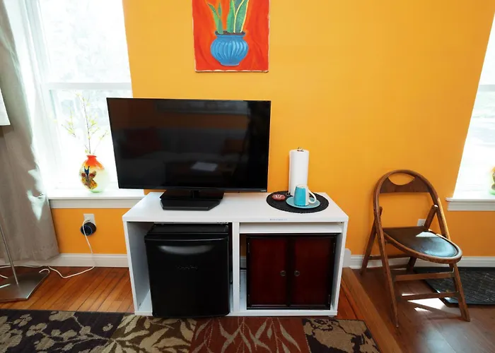 Small Suite Steps From Oberlin