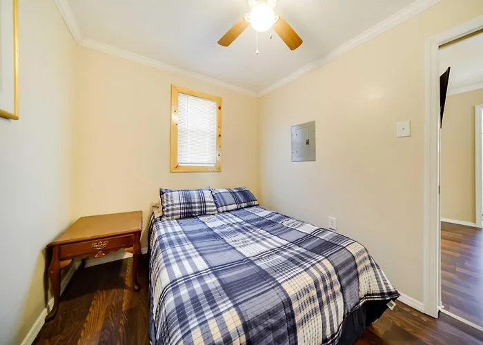 Geneva Cottage W/ Patio - Walk To Park, Lake Erie!