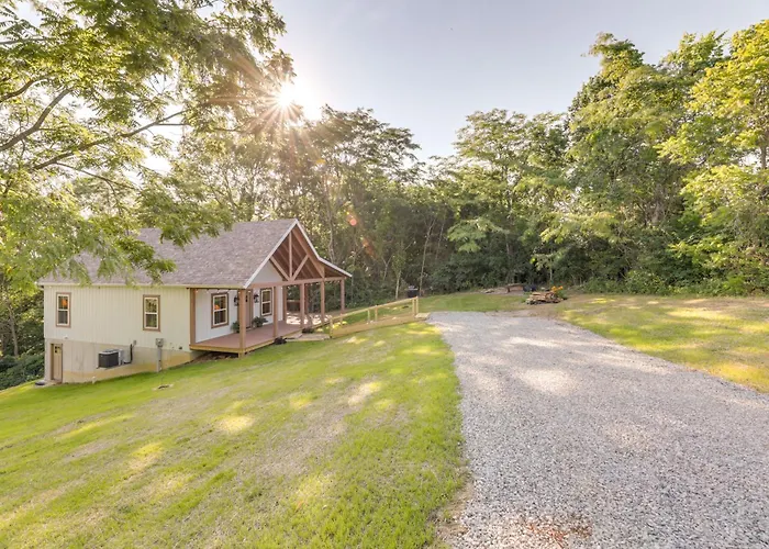 Serene Kentucky Cabin W/ Fireplace + Fire Pit!