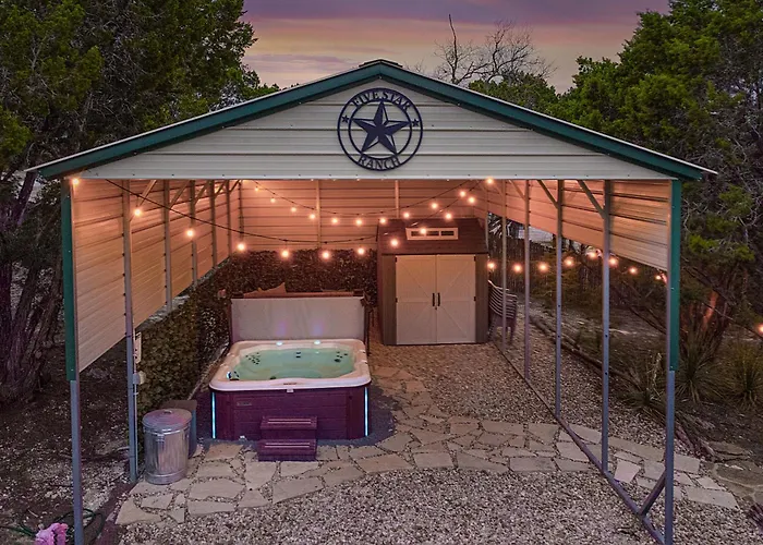 Hill Country Gem: Sunset Deck, Hot Tub & Fire Pit
