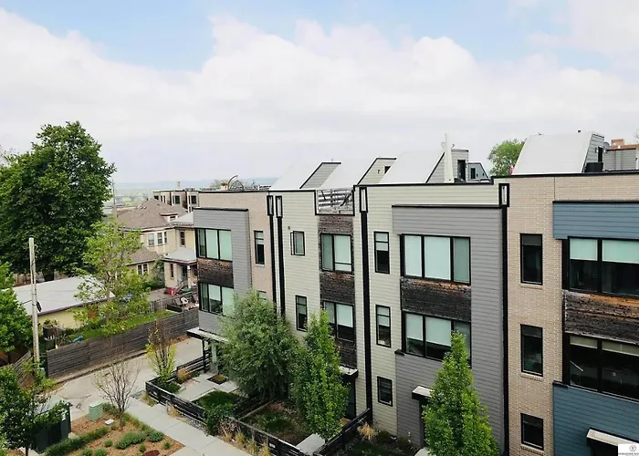 Modern & Stylish Townhome, Walk To Downtown Restuarants & Bars!