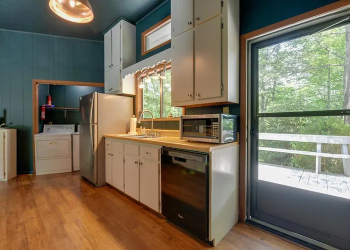 Pet-Friendly Cabin - 1 Mi From Fontana Lake!