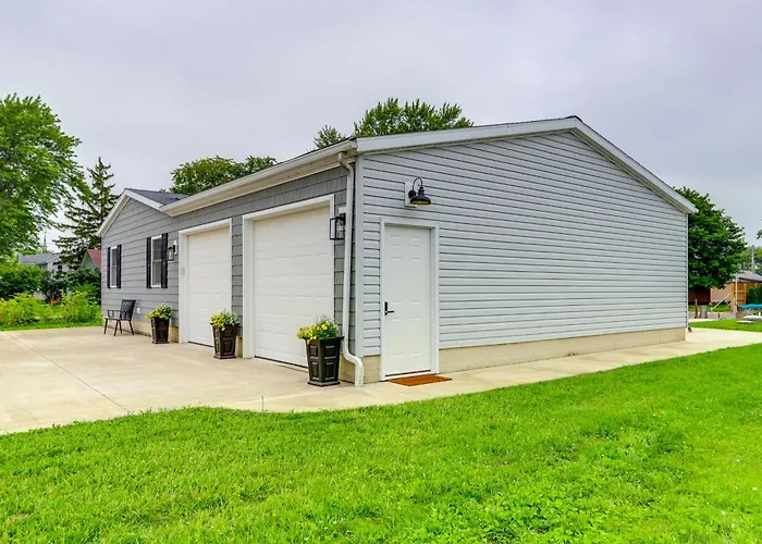 Boat Dock & Grill! Canal-Front Port Clinton Escape