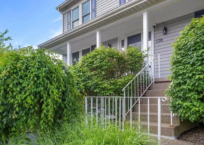 Modern And Stylish 5 Bedroom Home In Cranberry/Pittsburg