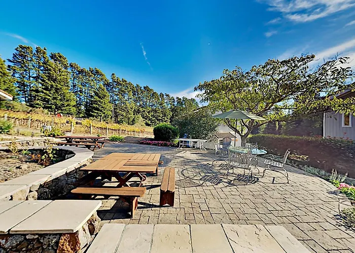 Mtn-View Retreat W/ Hot Tub + Deck In Sebastopol