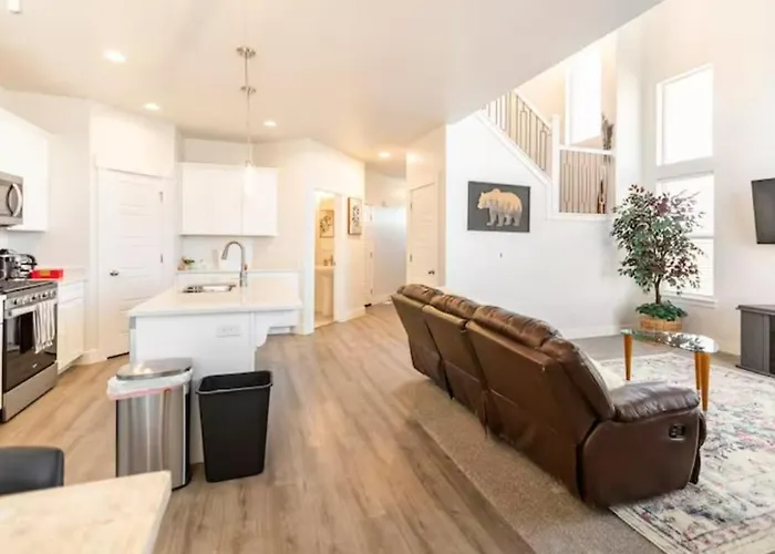 New 4-Bed 4-Bath Stylish House With Mountain View And 2 Garages