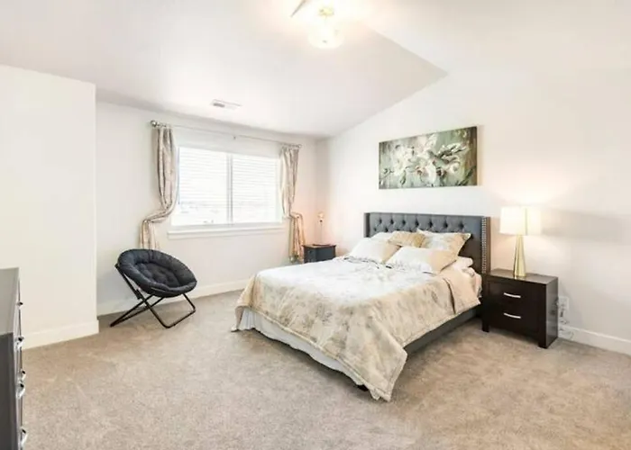 New 4-Bed 4-Bath Stylish House With Mountain View And 2 Garages