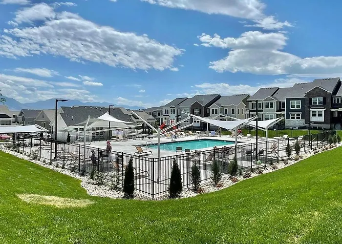New 4-Bed 4-Bath Stylish House With Mountain View And 2 Garages