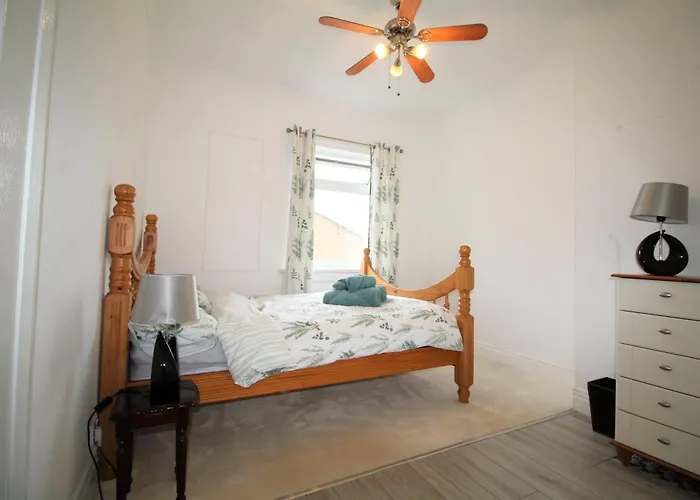 Whitley Bay - Sleeps 6 - Parking - Fast Wifi - Dogs Welcome