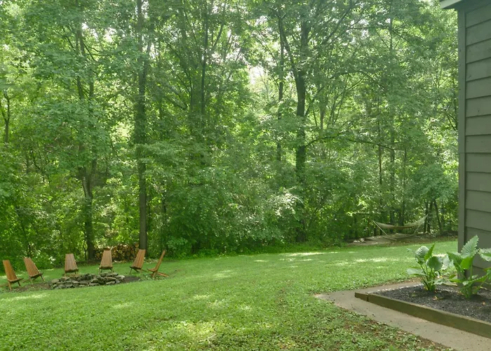 Cozy Tennessee Cabin W/ Deck, Grill & Fire Pit!