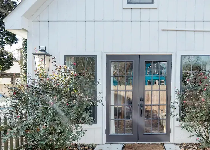 Hip, Cozy Cottage With A Fire Pit In Cleveland Park