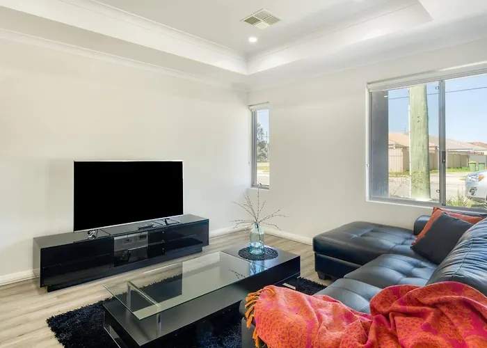 Belmont Beauty - Relaxing Poolside Stay For Families