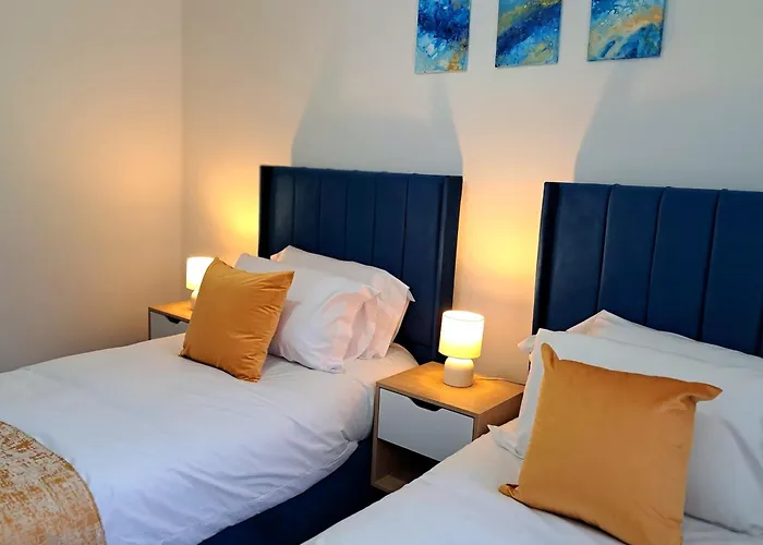 Cozy, Charming 3-Bedroom Home In Chester- Free Parking- Sleeps Up To 6