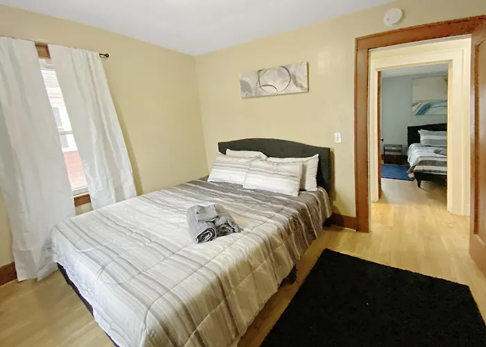 Lux 3Br, Steps From Airport, U Of R & Grocery Stores