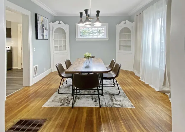 Lux 3Br, Steps From Airport, U Of R & Grocery Stores