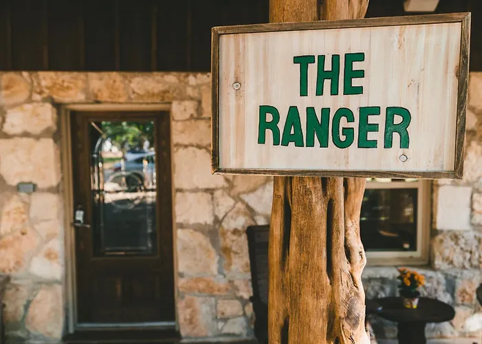 The Camp Blanco By Lodgewell - Riverfront Retreat 2 Homes, Bunk House, Game Room & More