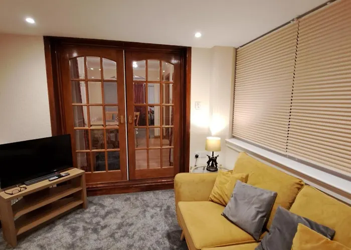 Leafield Holiday Home