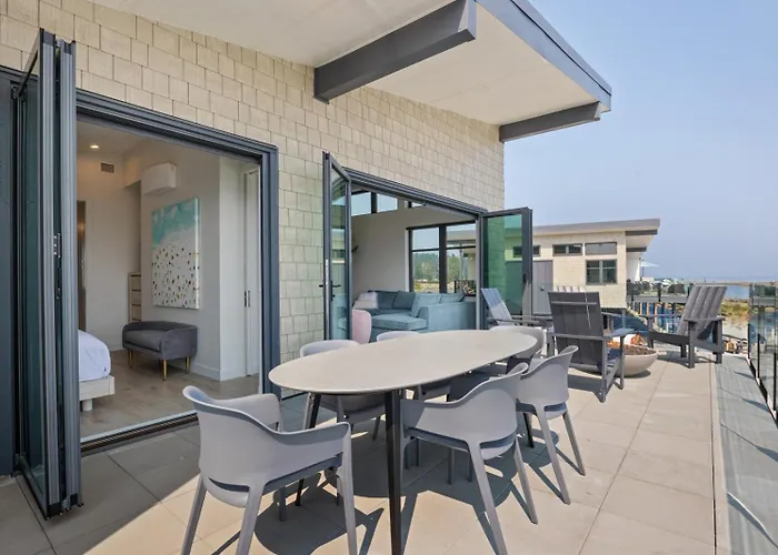 Beachfront Luxury Suite #18 At The Beach House