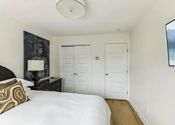 Crystal City Charm 2Br / Free Parking 304