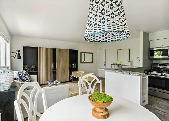 Crystal City Charm 2Br / Free Parking 304