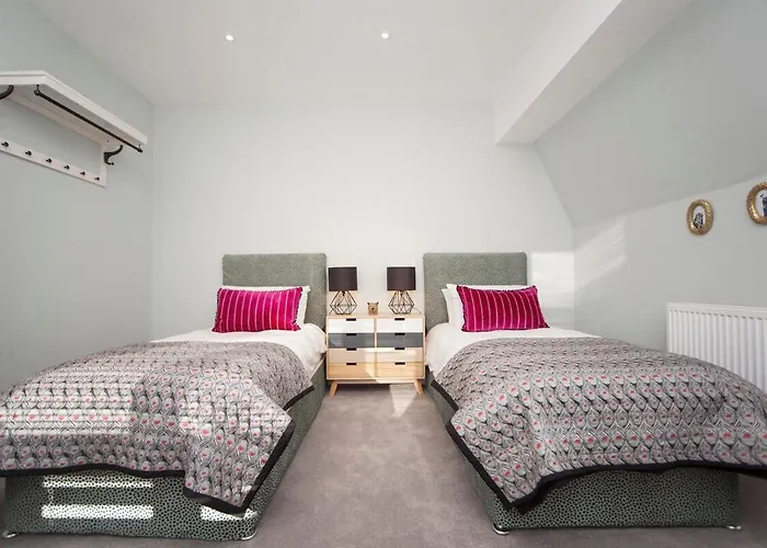 Spacious Georgian Coach House With Parking