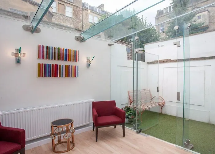 Spacious Georgian Coach House With Parking
