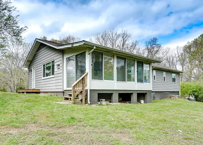 Updated Home: Central Oak Ridge Location