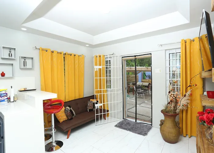 Private 2-Bedroom Villa With Pool & View In Kingston