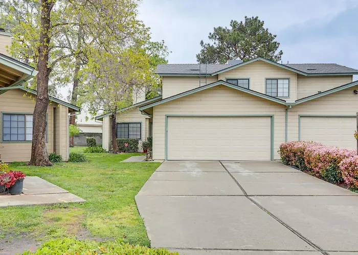 Work & Unwind! Stockton Townhome Near Med Centers