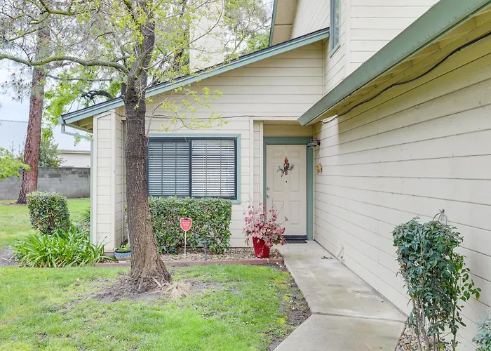 Work & Unwind! Stockton Townhome Near Med Centers
