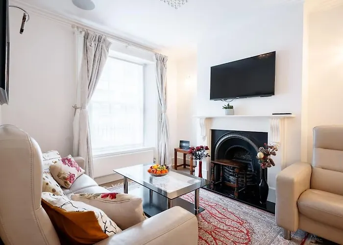 Spacious, Bright & Cosy ~ Ideal Victoria Location! London