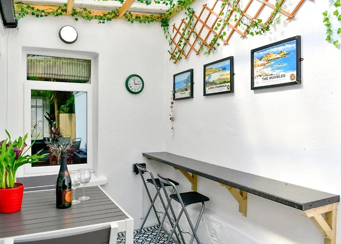 Rare Free Parking In Heart Of The City - Highly Rated Townhouse & Garden - Peaceful Area Less Than 5Min Walk To Beach, Shops, Bars, Arena, Marina, Parks