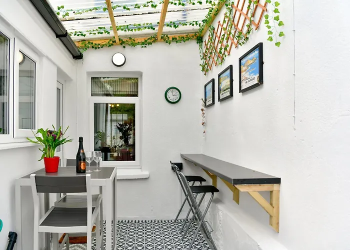 Rare Free Parking In Heart Of The City - Highly Rated Townhouse & Garden - Peaceful Area Less Than 5Min Walk To Beach, Shops, Bars, Arena, Marina, Parks