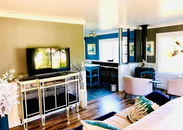 Beautiful Oceanview Retreat 2 Bedroom Home