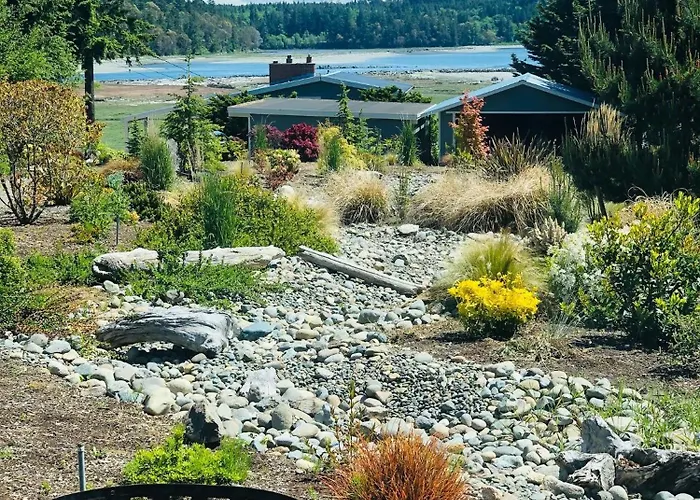 Beautiful Oceanview Retreat 2 Bedroom Home