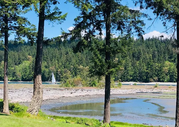 Beautiful Oceanview Retreat 2 Bedroom Home
