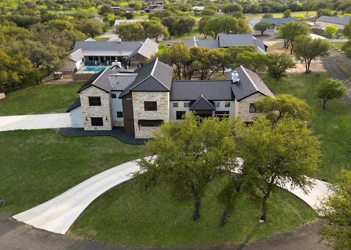 Near Frio Pool Hot Tub Two Kitchens For 30