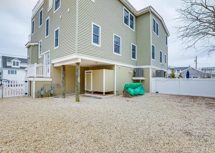 Long Beach Island Townhome W/ Rooftop Deck & Grill