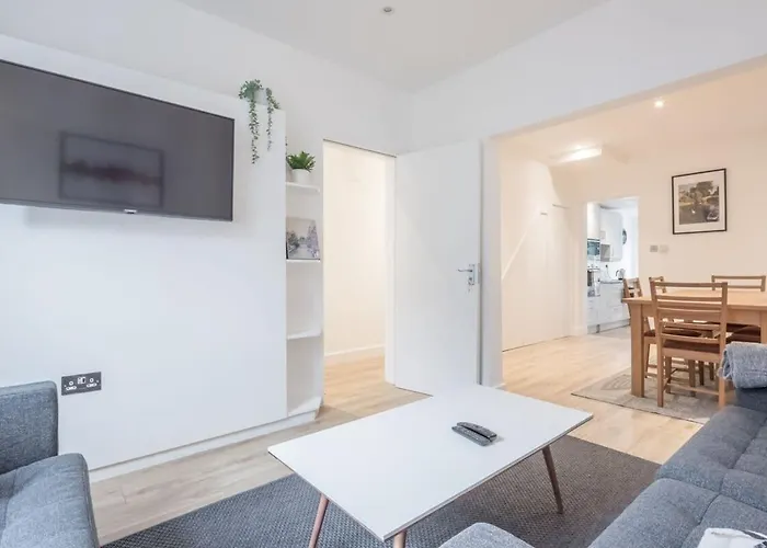 Refurbished High Spec Central Family Home