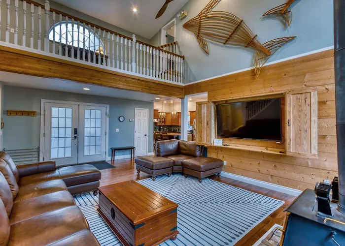 Rustic Elegance 7 Bedrms 4 Bath Cathedral Ceilings