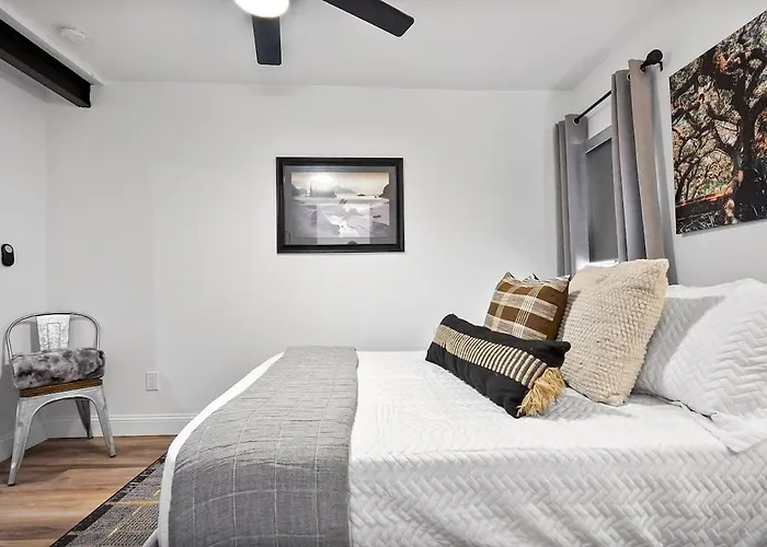 Hidden Lighthouse Bungalow Renovated 2 Beds Dogs Ok