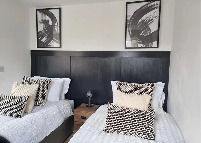 Spacious Town House - Coventry City Centre, Free Parking, Sleeps 6, High-Speed Wifi, En-Suite, Great Location, A45, A46, Jlr, Nec, Airport, Warwick & Stratford Upon Avon - Fernwood Stays - Your Home Away From Home!