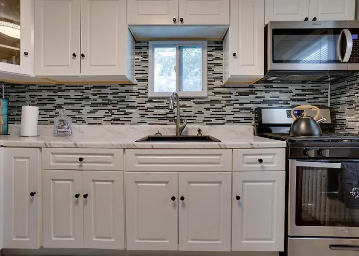 11 Mi To Manhattan: Pet-Friendly Duplex W/ Yard!