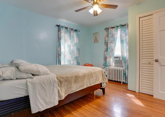 11 Mi To Manhattan: Pet-Friendly Duplex W/ Yard!