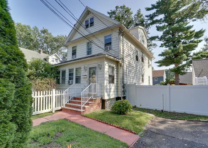 11 Mi To Manhattan: Pet-Friendly Duplex W/ Yard!