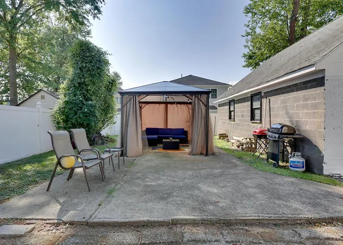 11 Mi To Manhattan: Pet-Friendly Duplex W/ Yard!