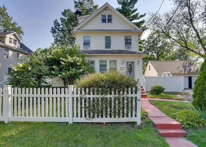 11 Mi To Manhattan: Pet-Friendly Duplex W/ Yard!