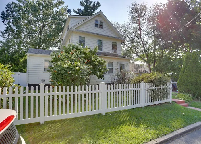 11 Mi To Manhattan: Pet-Friendly Duplex W/ Yard!